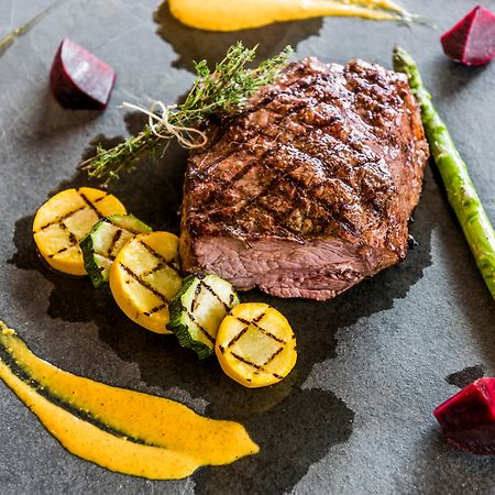 Holiday Inn Cúcuta, an IHG Hotel Bagian luar foto A steak prepared with vegetables