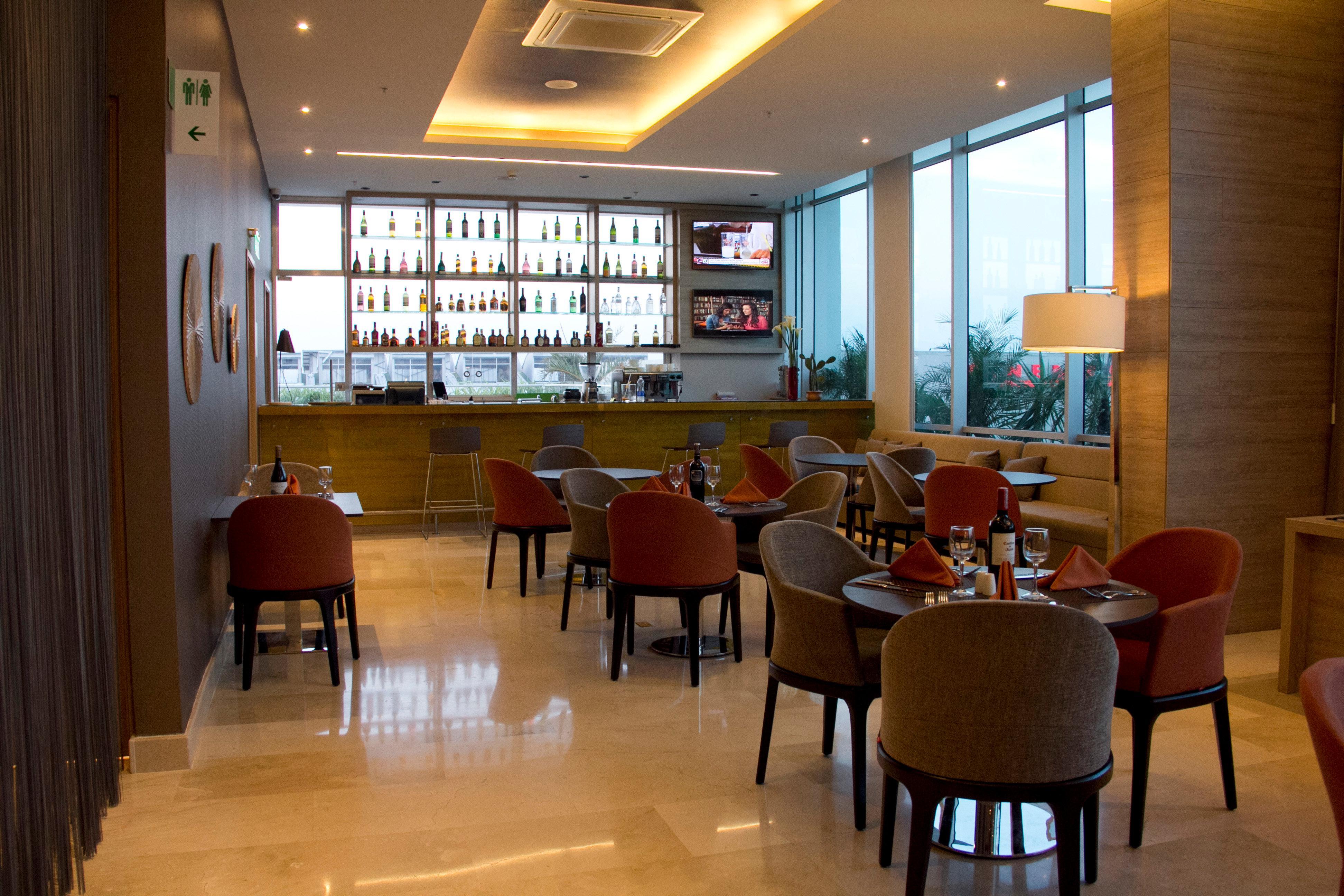 Holiday Inn Cúcuta, an IHG Hotel Bagian luar foto The lounge at the airport