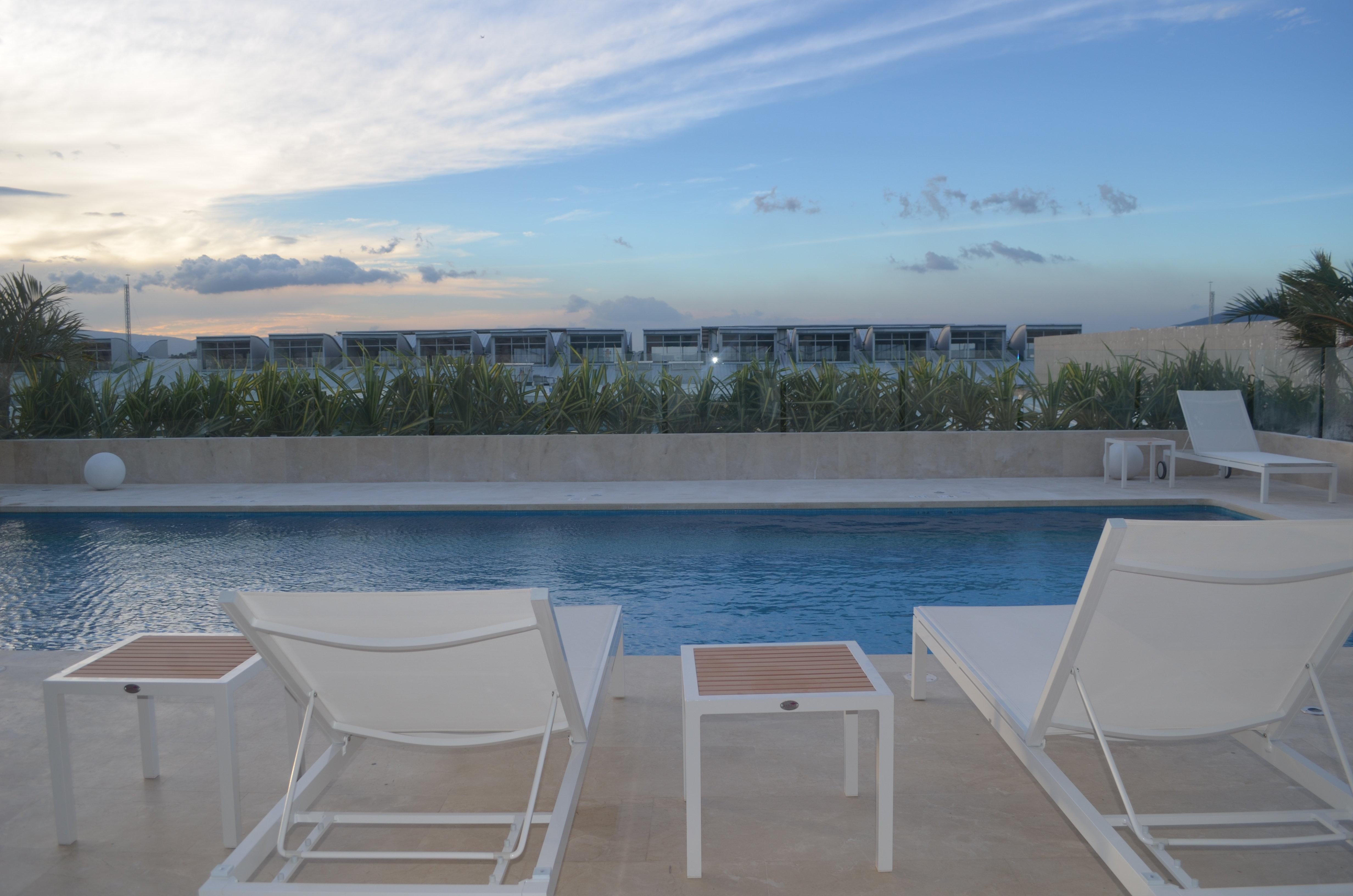 Holiday Inn Cúcuta, an IHG Hotel Bagian luar foto Rooftop pool at the Hotel