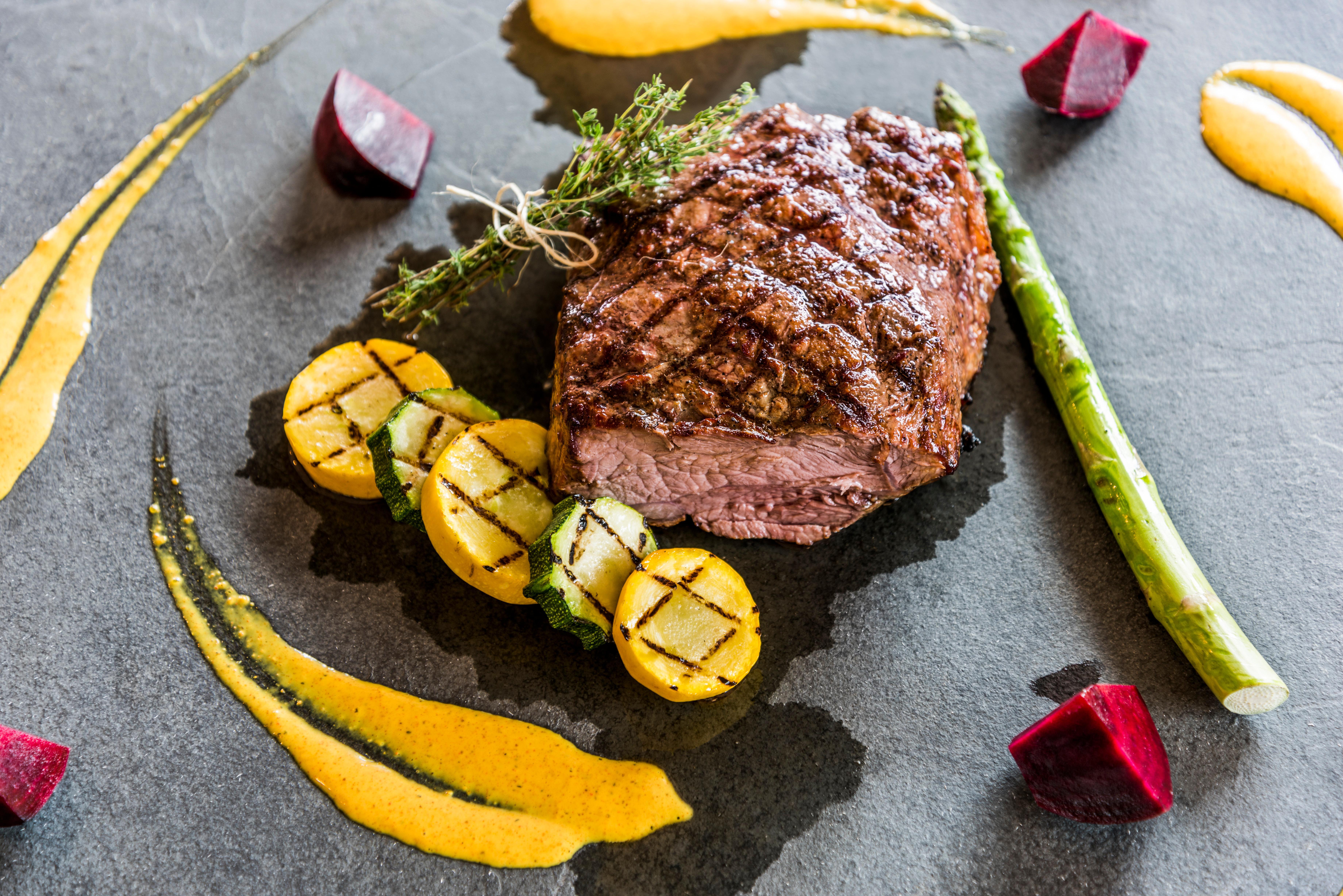 Holiday Inn Cúcuta, an IHG Hotel Bagian luar foto A steak prepared with vegetables