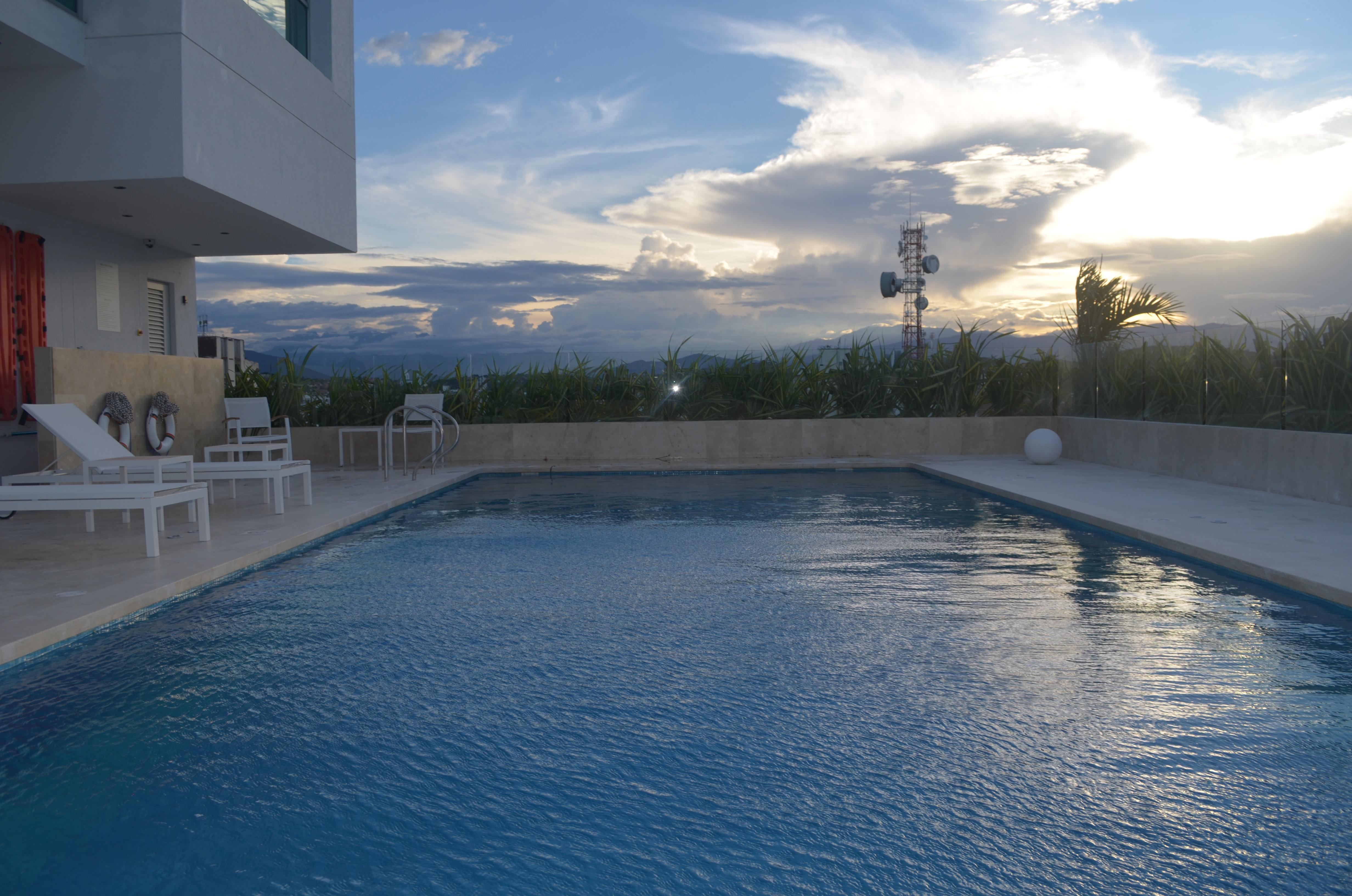 Holiday Inn Cúcuta, an IHG Hotel Bagian luar foto Swimming pool at the hotel