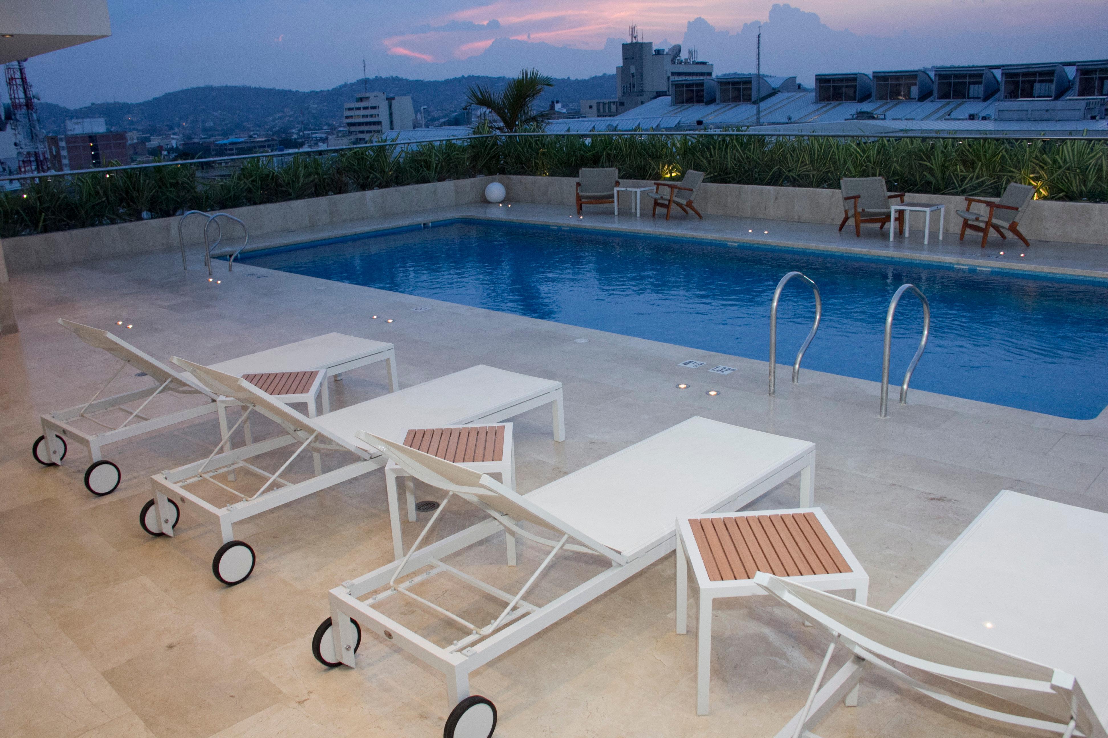 Holiday Inn Cúcuta, an IHG Hotel Bagian luar foto Rooftop pool