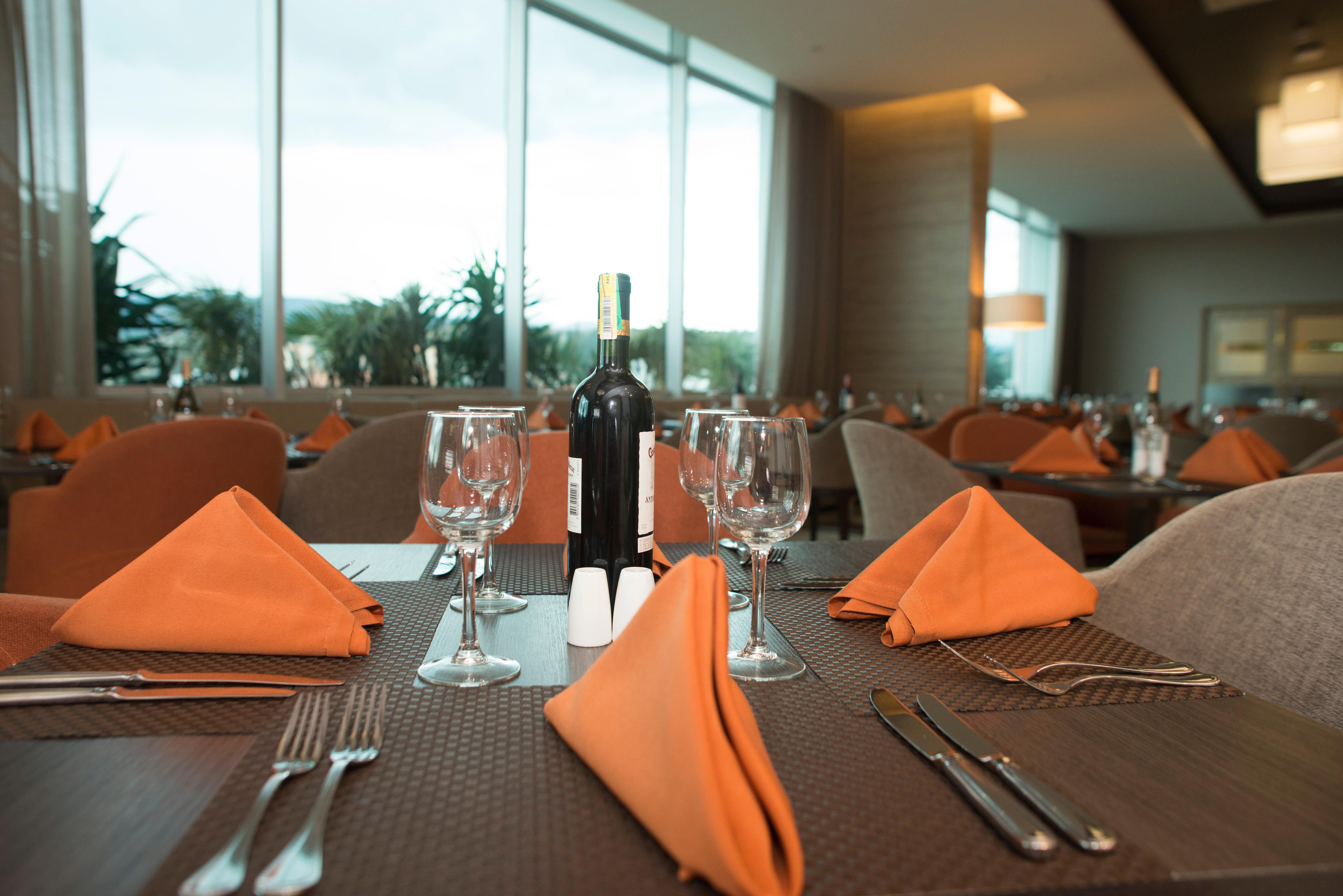 Holiday Inn Cúcuta, an IHG Hotel Bagian luar foto A table set for fine dining