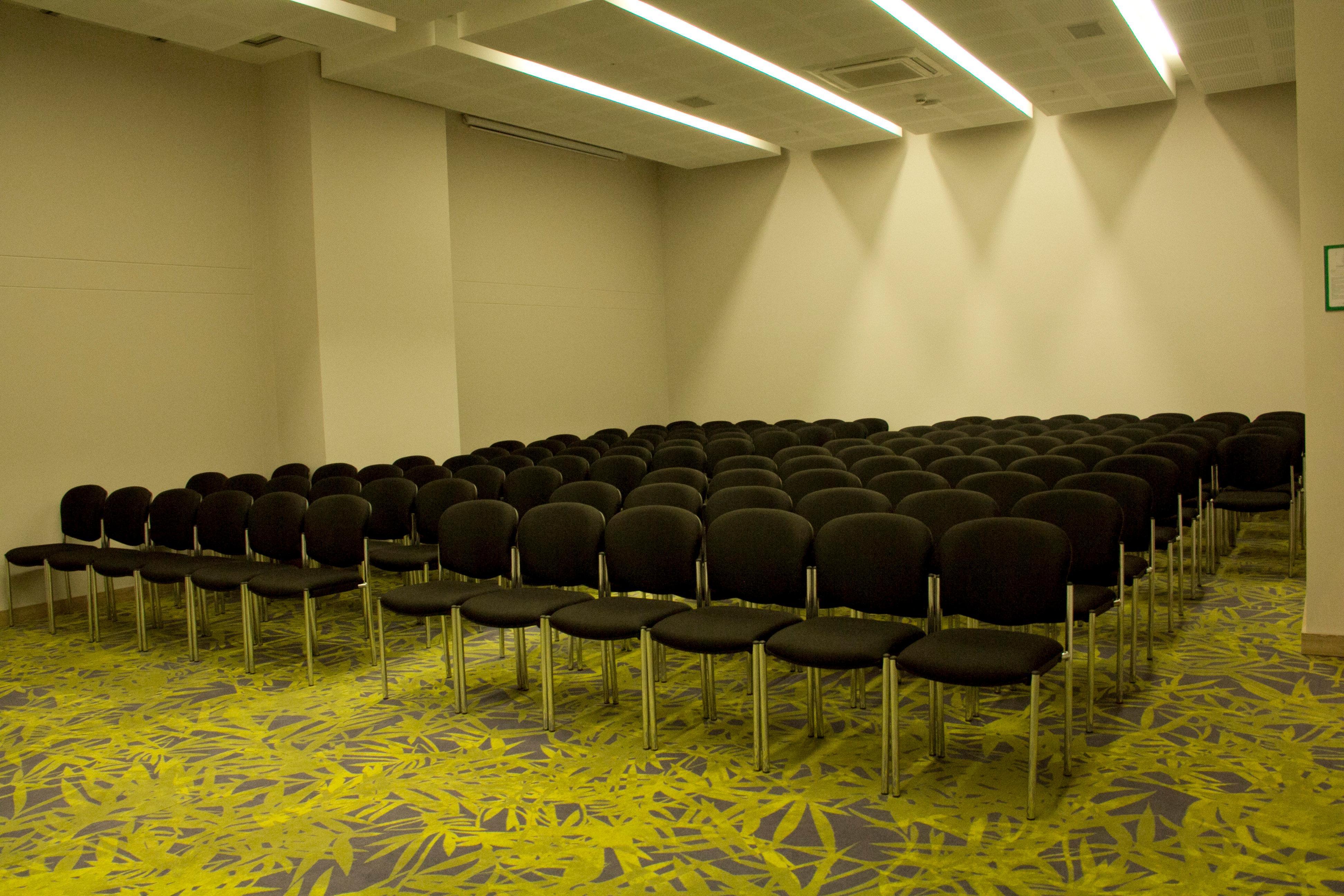 Holiday Inn Cúcuta, an IHG Hotel Bagian luar foto A typical conference room