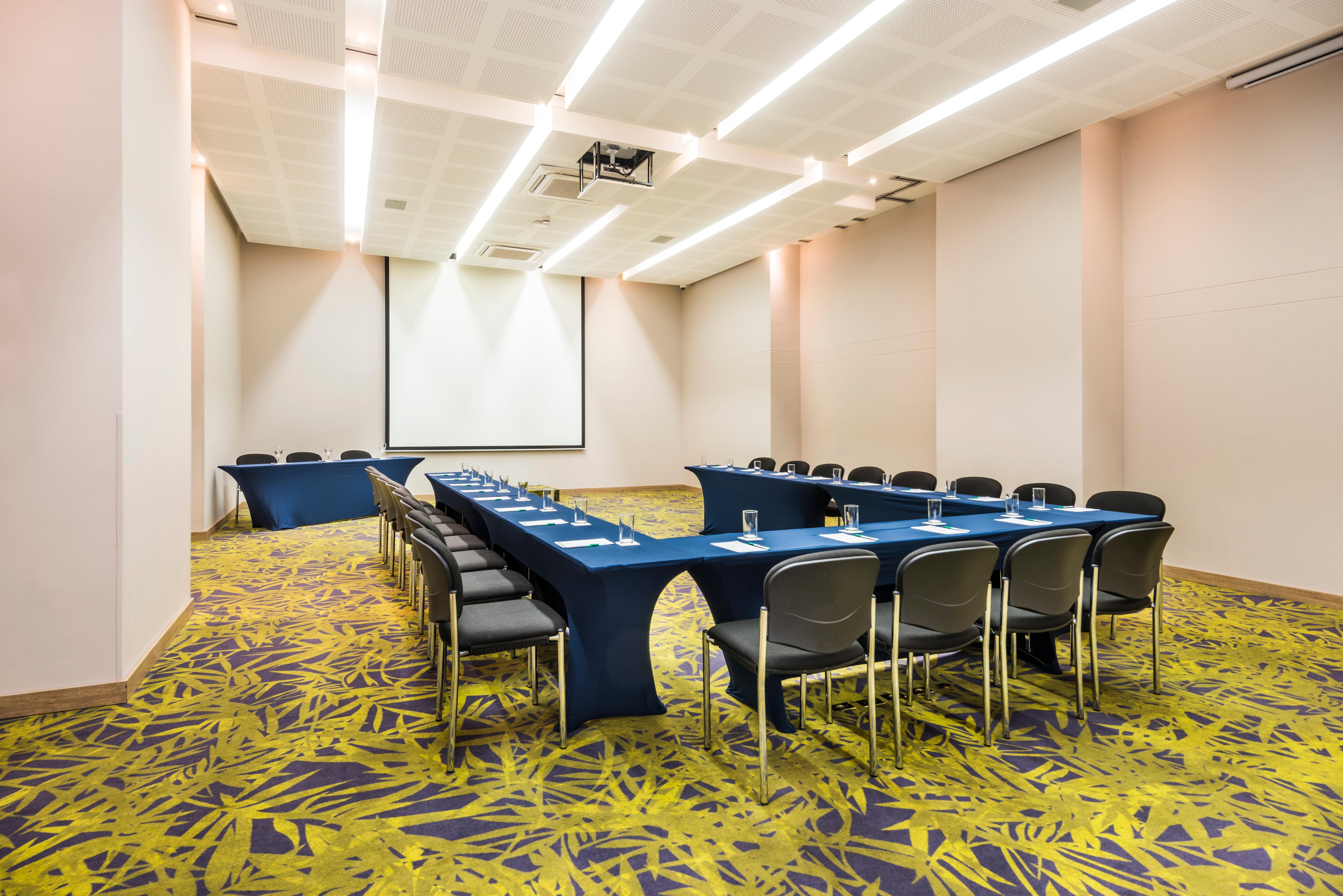 Holiday Inn Cúcuta, an IHG Hotel Bagian luar foto Meeting room