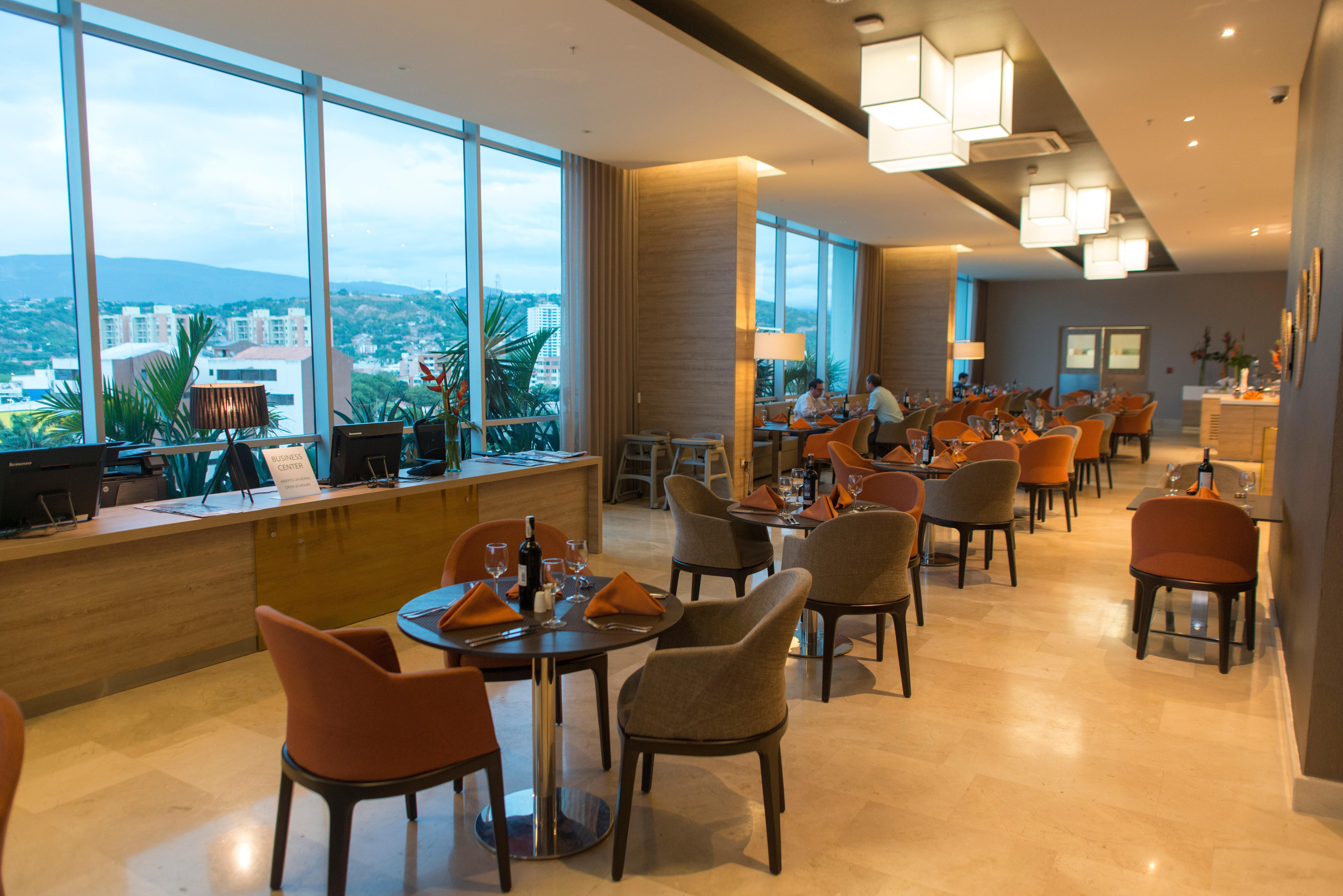 Holiday Inn Cúcuta, an IHG Hotel Bagian luar foto The lounge at the airport