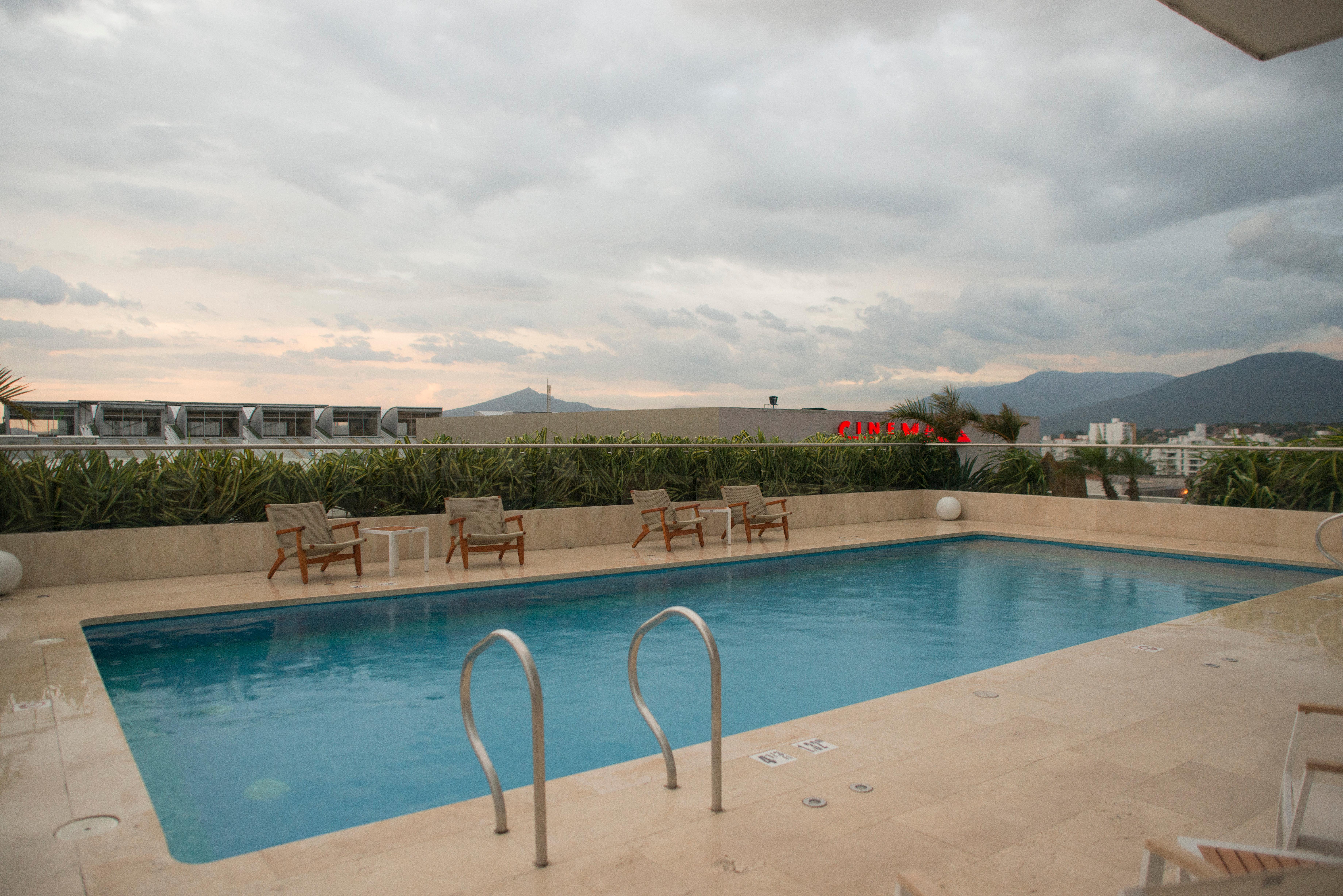 Holiday Inn Cúcuta, an IHG Hotel Bagian luar foto A rooftop pool in Athens, Greece