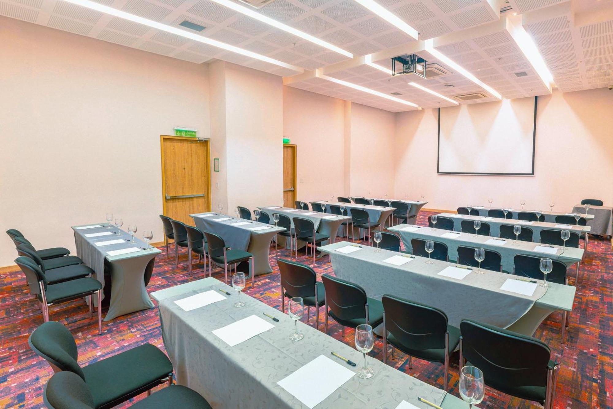 Holiday Inn Cúcuta, an IHG Hotel Bagian luar foto Meeting room