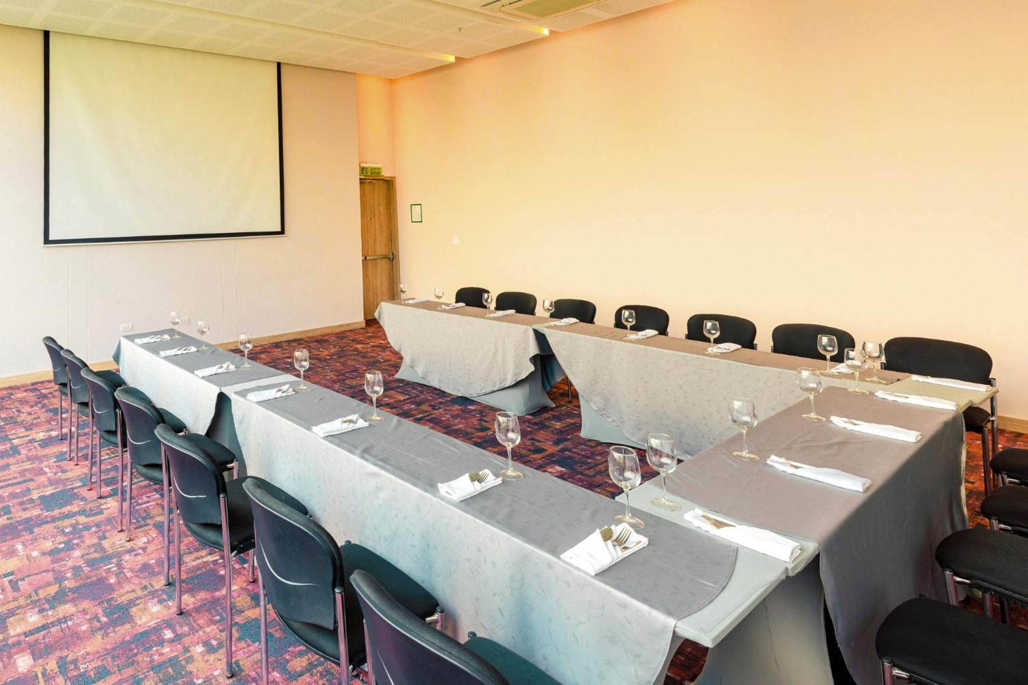 Holiday Inn Cúcuta, an IHG Hotel Bagian luar foto The meeting room