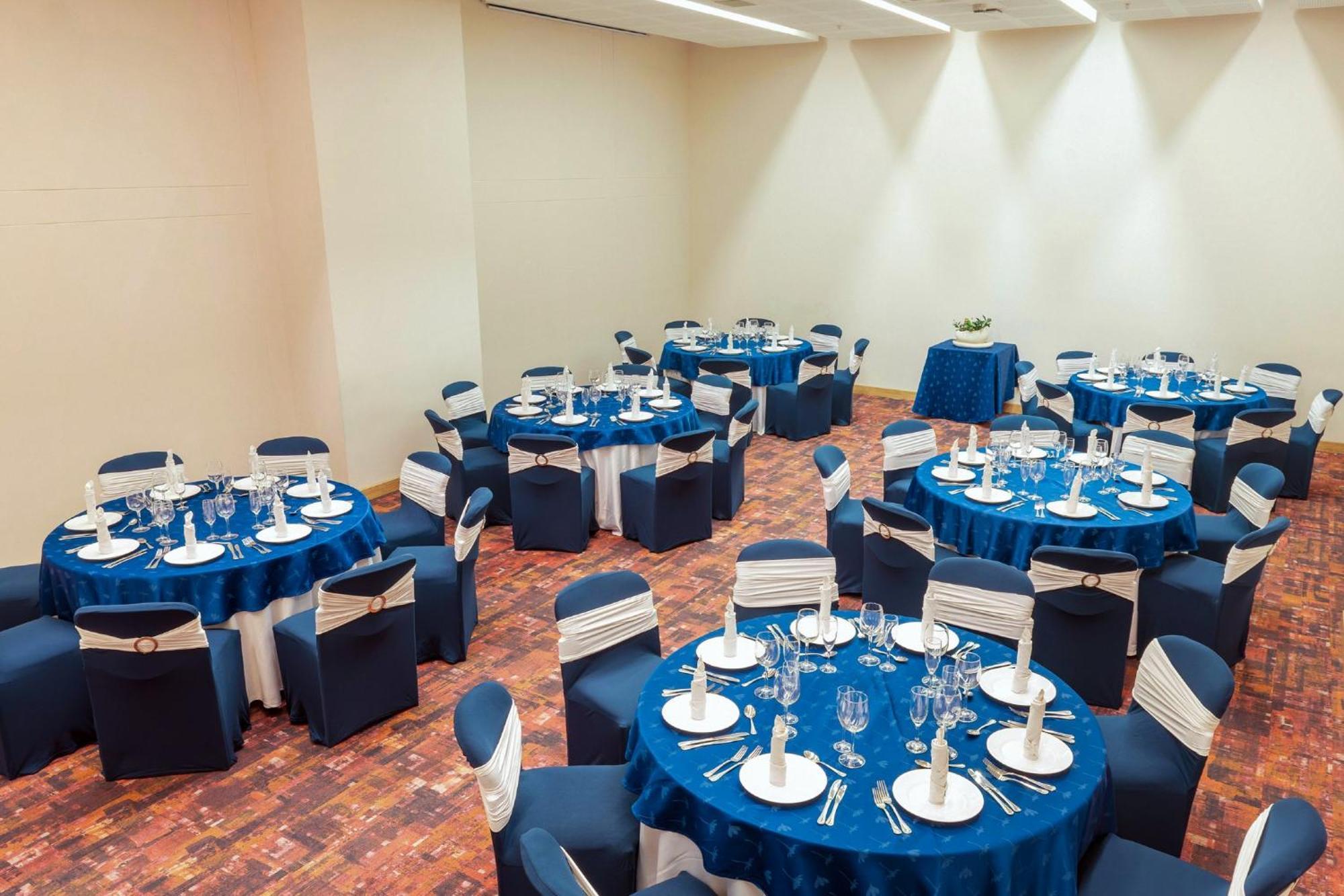 Holiday Inn Cúcuta, an IHG Hotel Bagian luar foto Banquet Hall