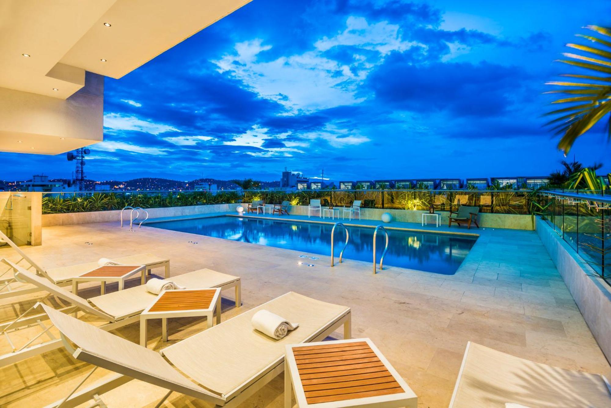 Holiday Inn Cúcuta, an IHG Hotel Bagian luar foto Rooftop pool at the hotel