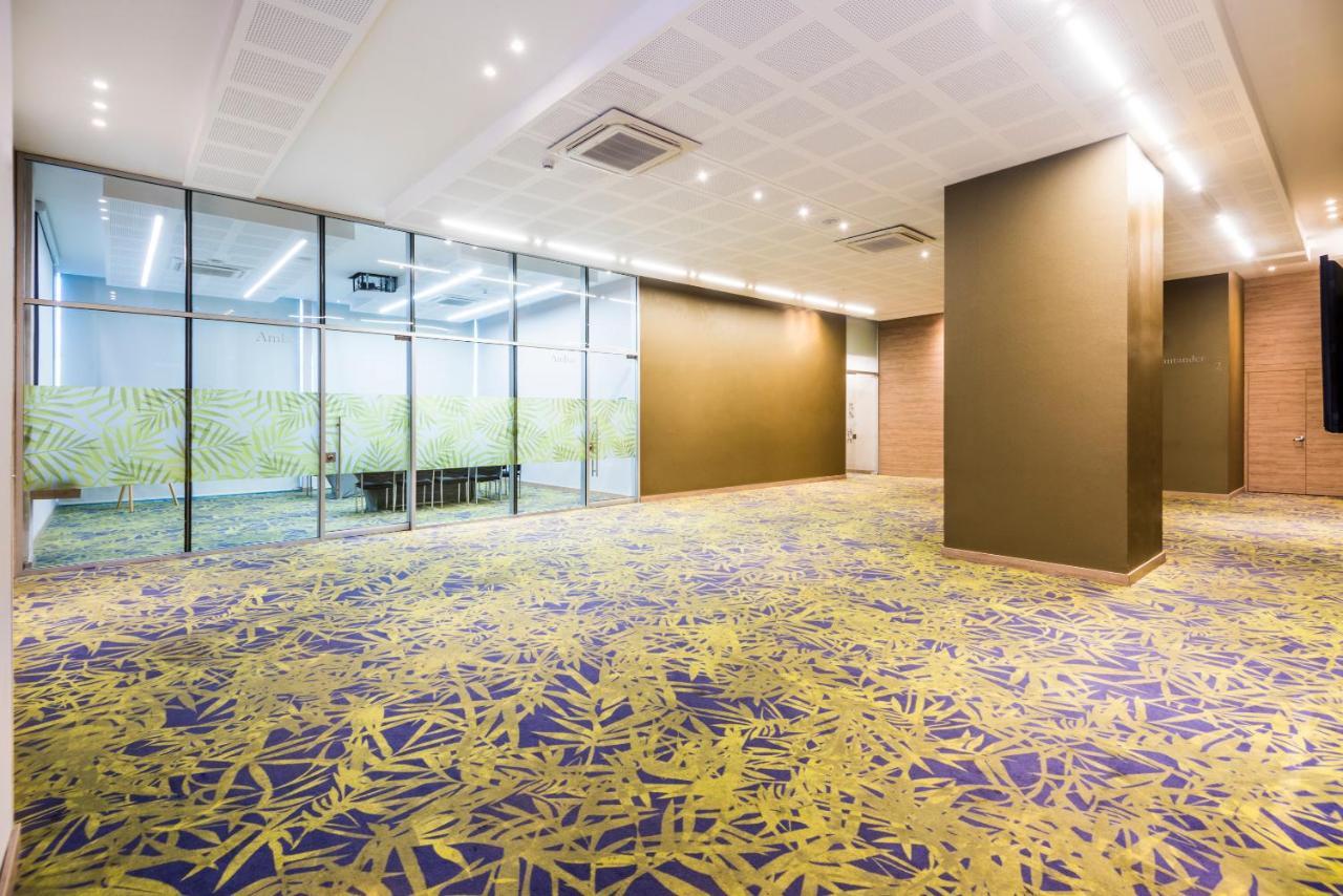 Holiday Inn Cúcuta, an IHG Hotel Bagian luar foto Carpet flooring