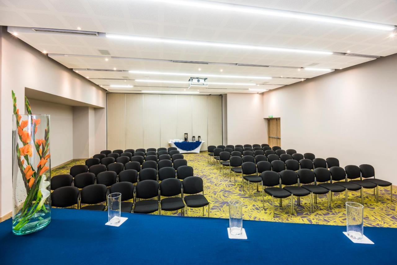 Holiday Inn Cúcuta, an IHG Hotel Bagian luar foto Meeting room
