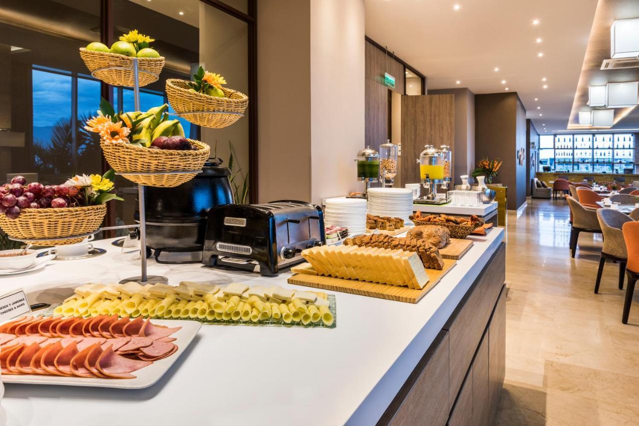 Holiday Inn Cúcuta, an IHG Hotel Bagian luar foto The lounge at the airport